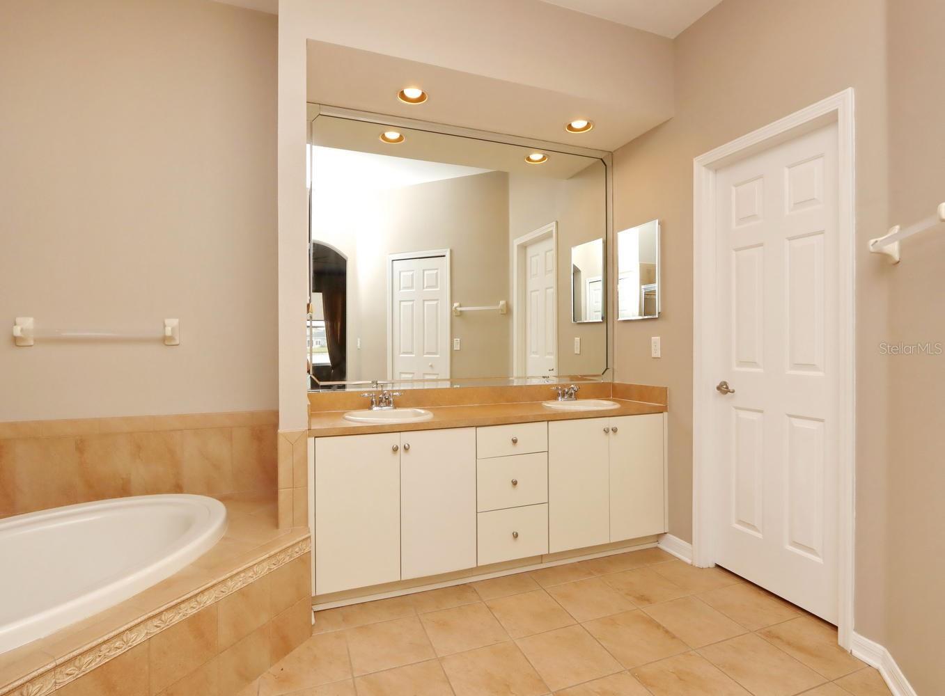 13714 Artesa Bell Dr Property Photo 7