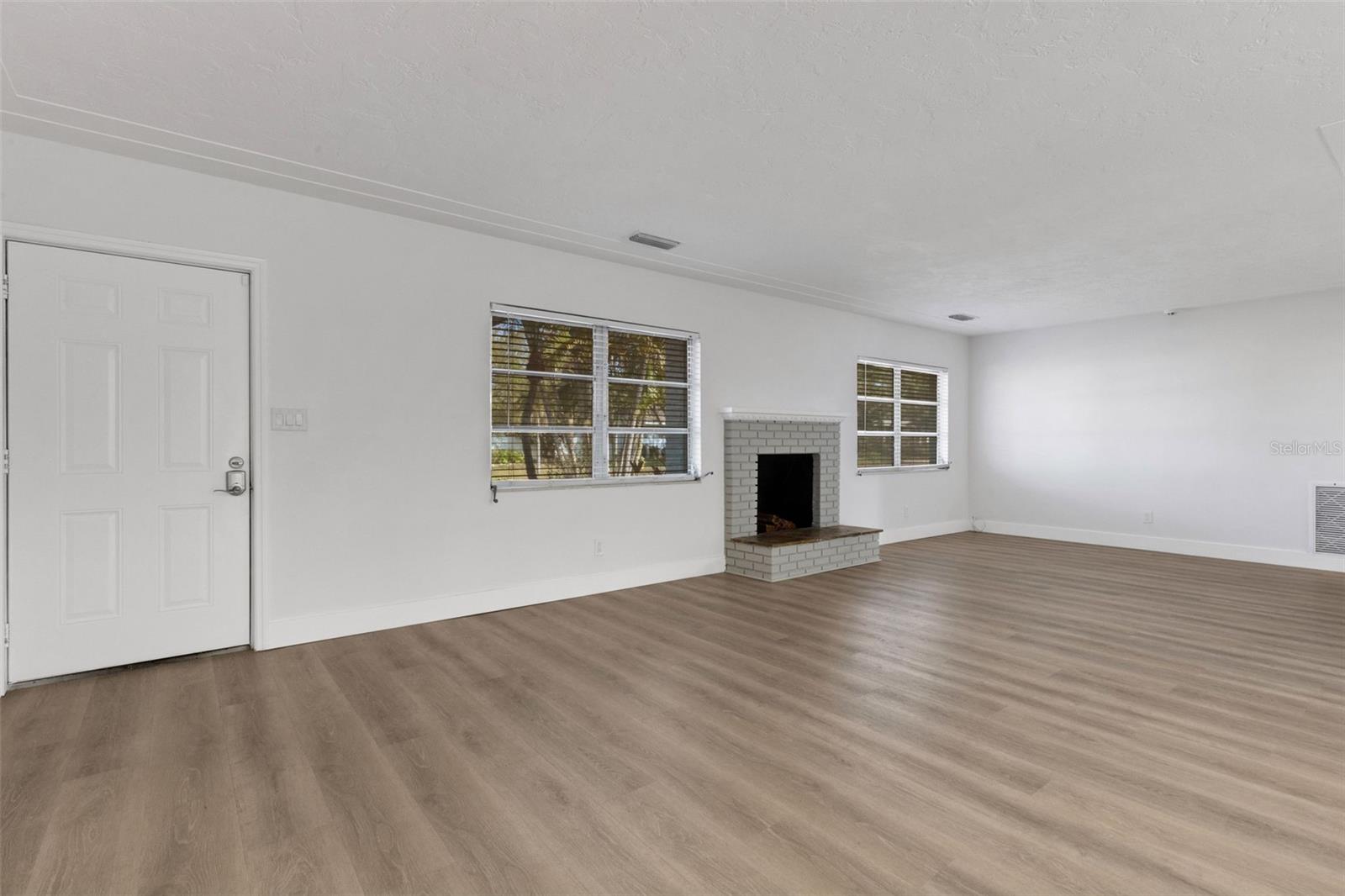 7912 Garden Drive N Property Photo 8