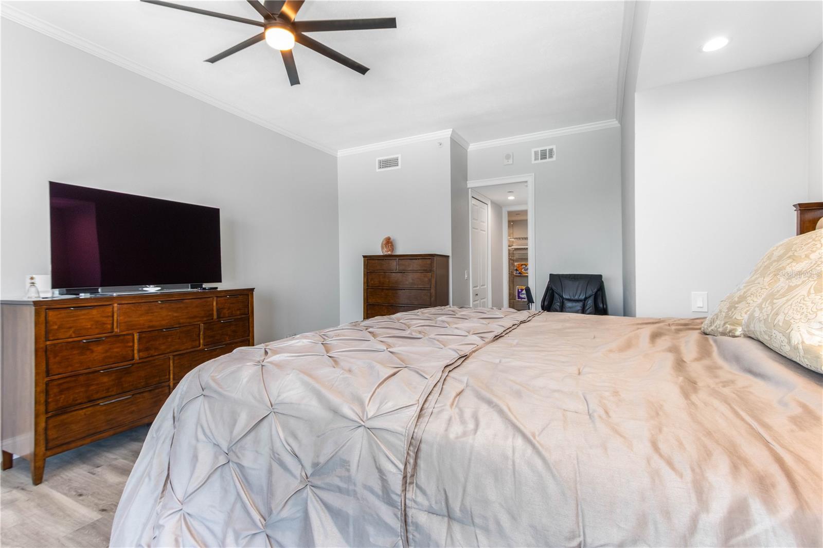 1560 Gulf Blvd #1607 Property Photo 23
