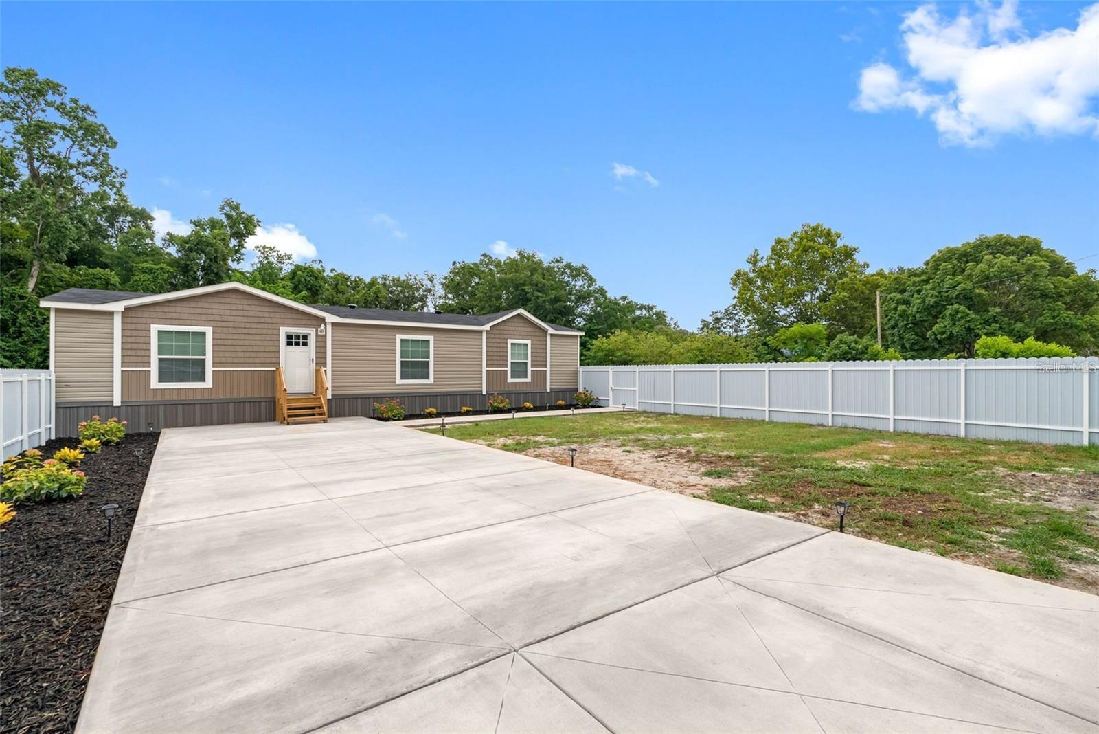 17151 Lemon St Property Photo 2
