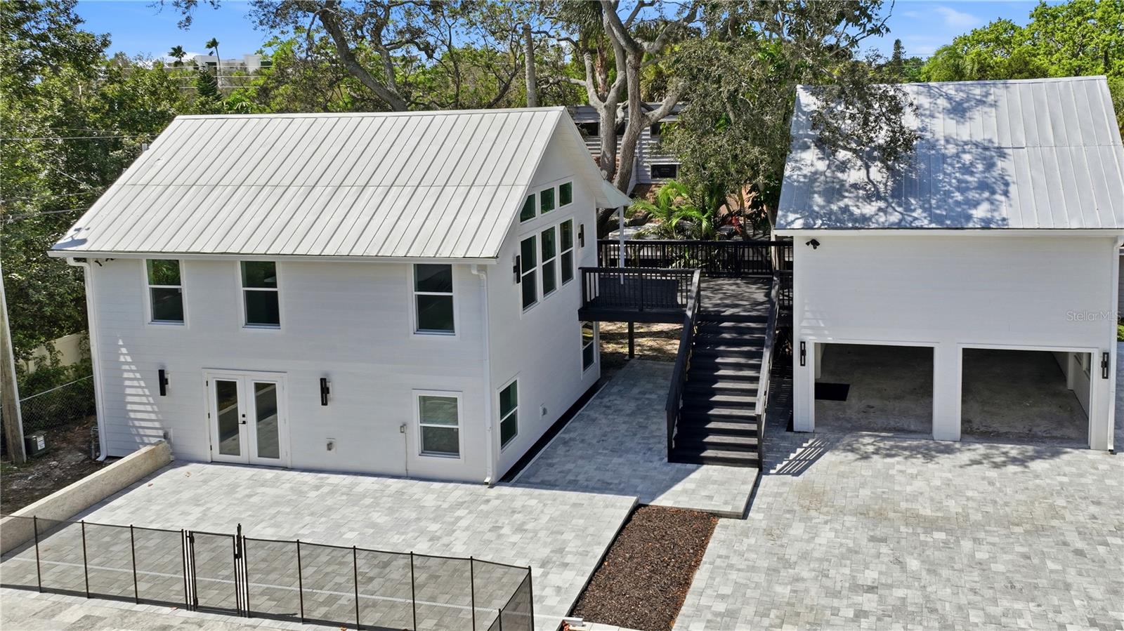 1109 Charles St Property Photo 3