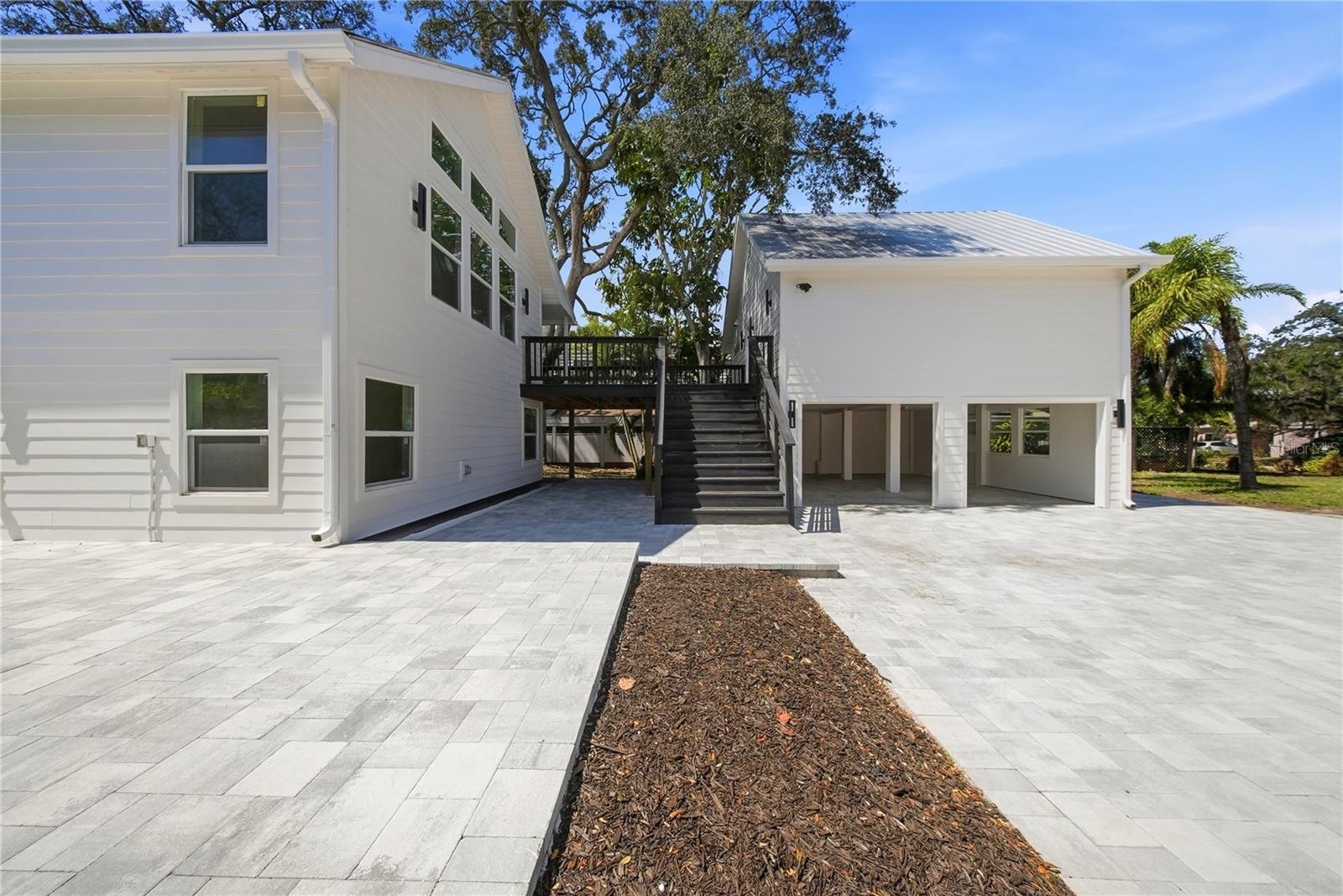 1109 Charles St Property Photo 6