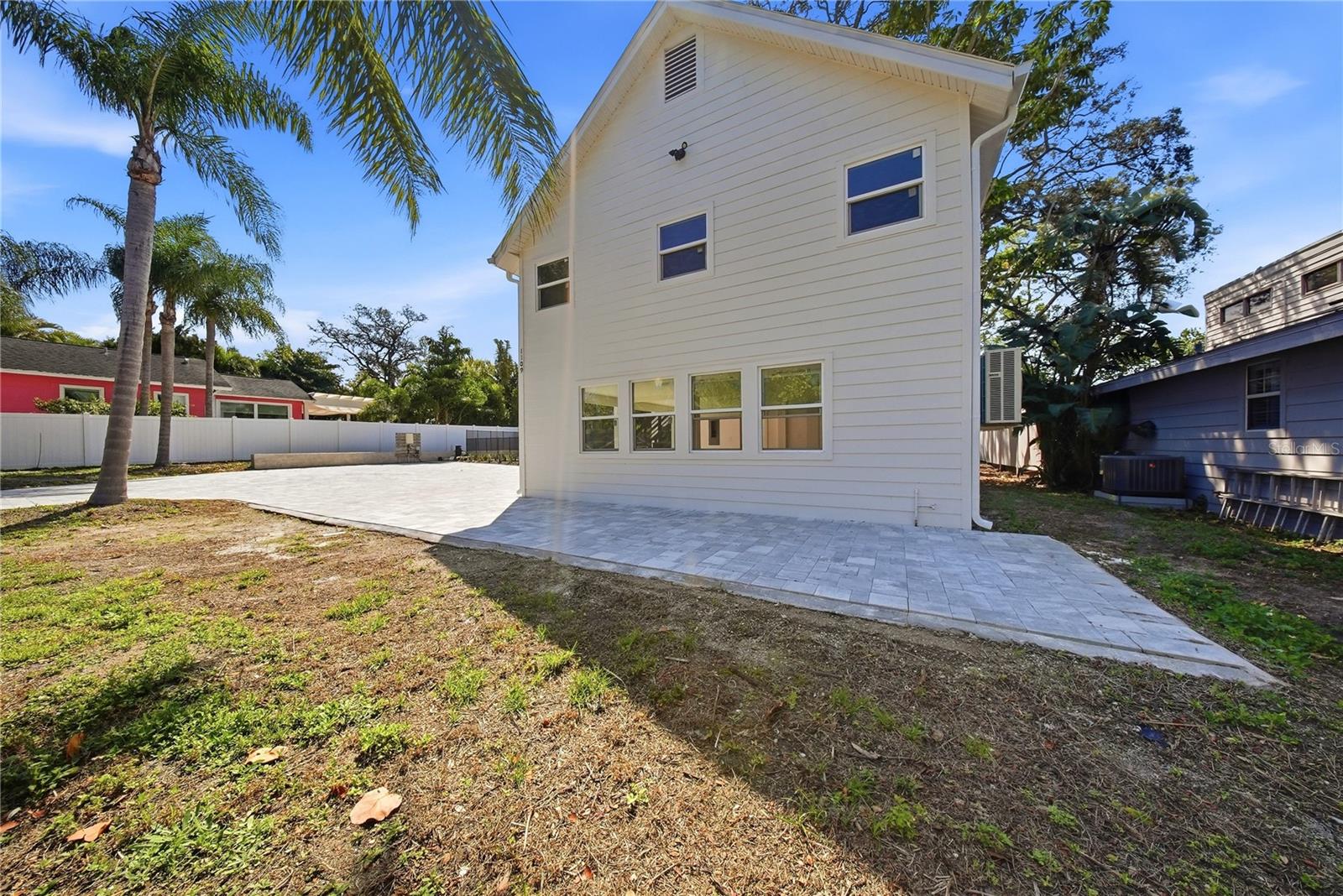 1109 Charles St Property Photo 9