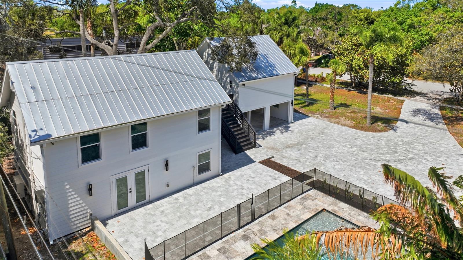 1109 Charles St Property Photo 13