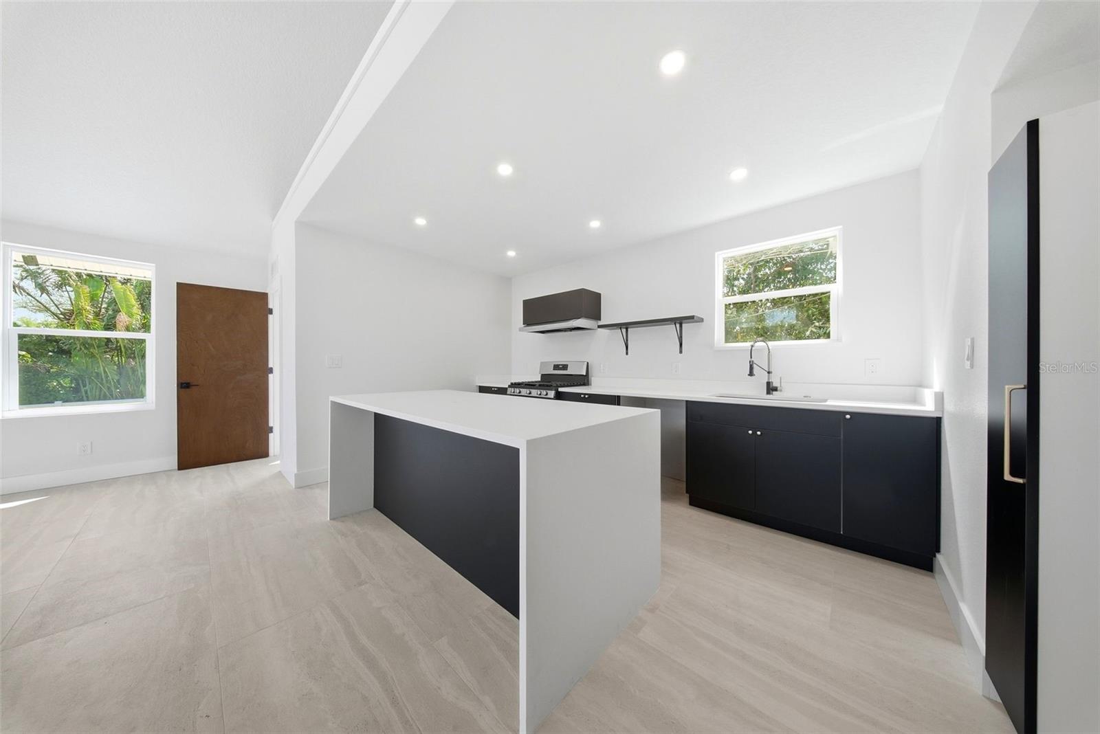 1109 Charles St Property Photo 26