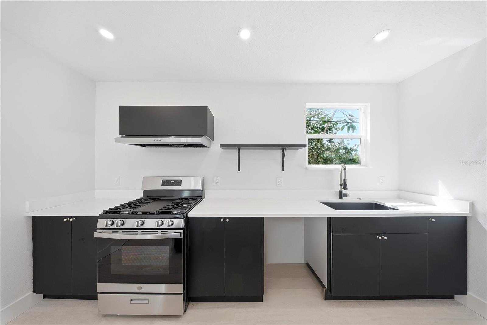 1109 Charles St Property Photo 27