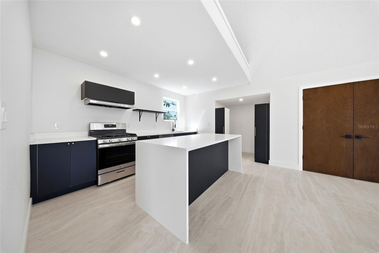1109 Charles St Property Photo 28