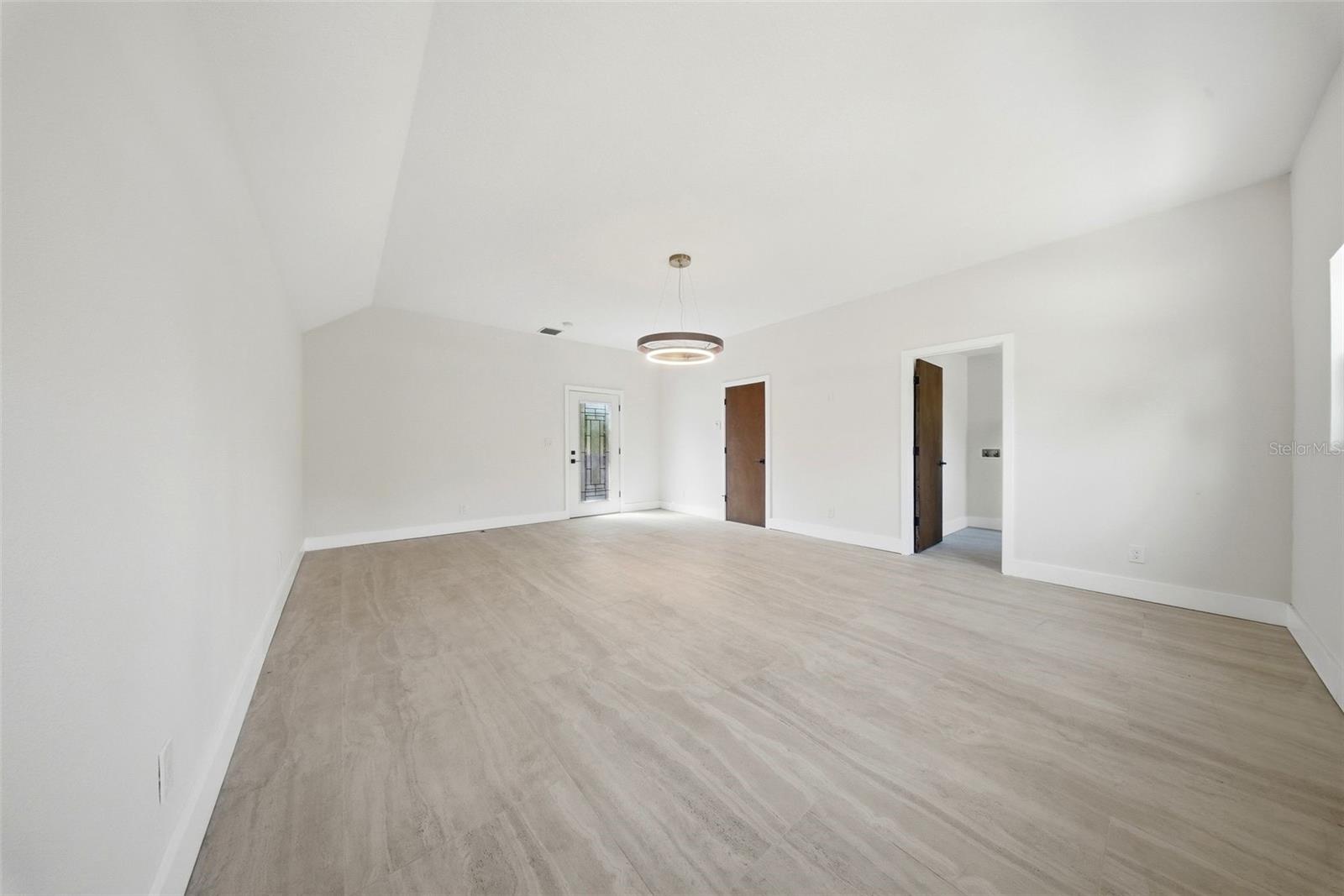 1109 Charles St Property Photo 34