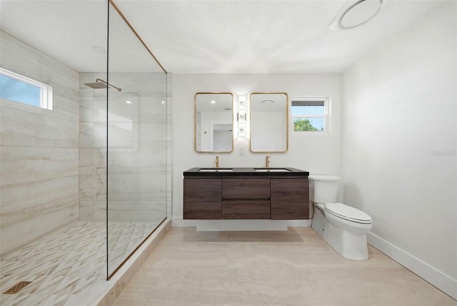 1109 Charles St Property Photo 38