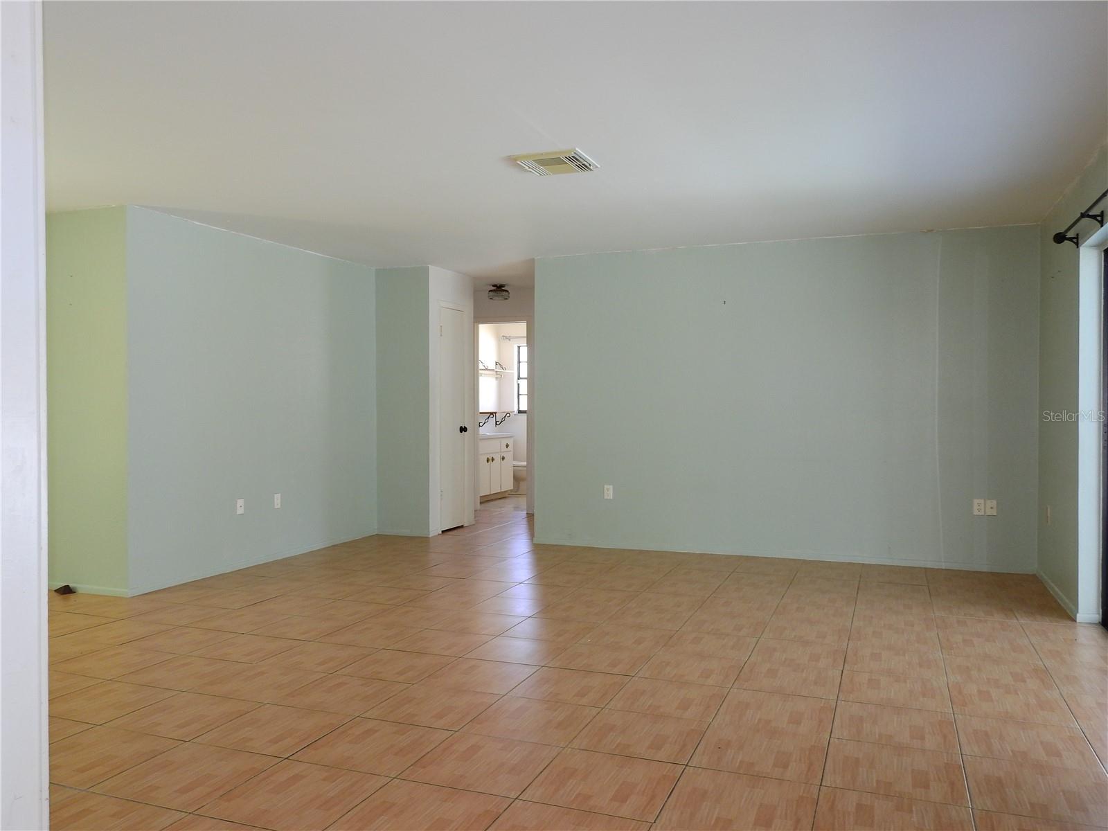 2128 Linwood Ave Property Photo 3