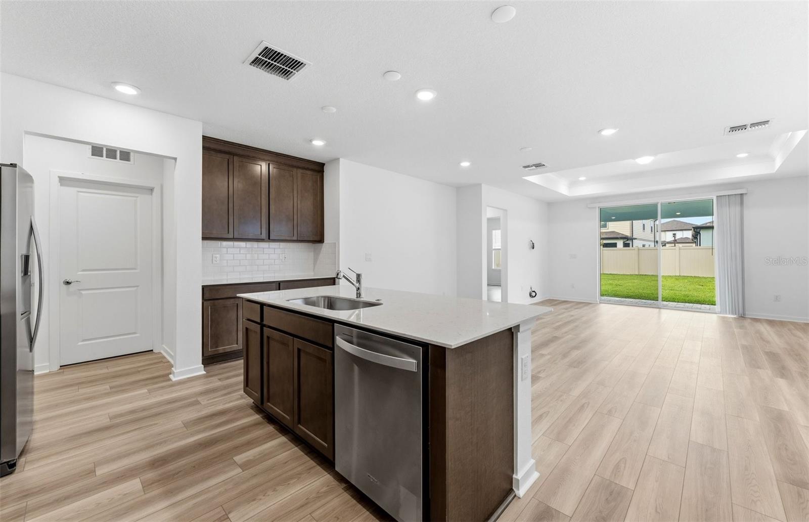 33452 Binding Ties Ln Property Photo 4