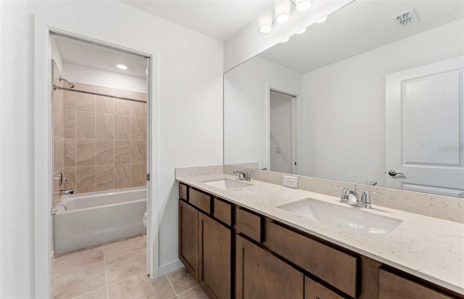 33452 Binding Ties Ln Property Photo 13