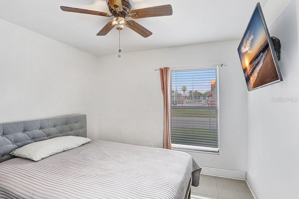 6923 N Himes Ave Property Photo 8