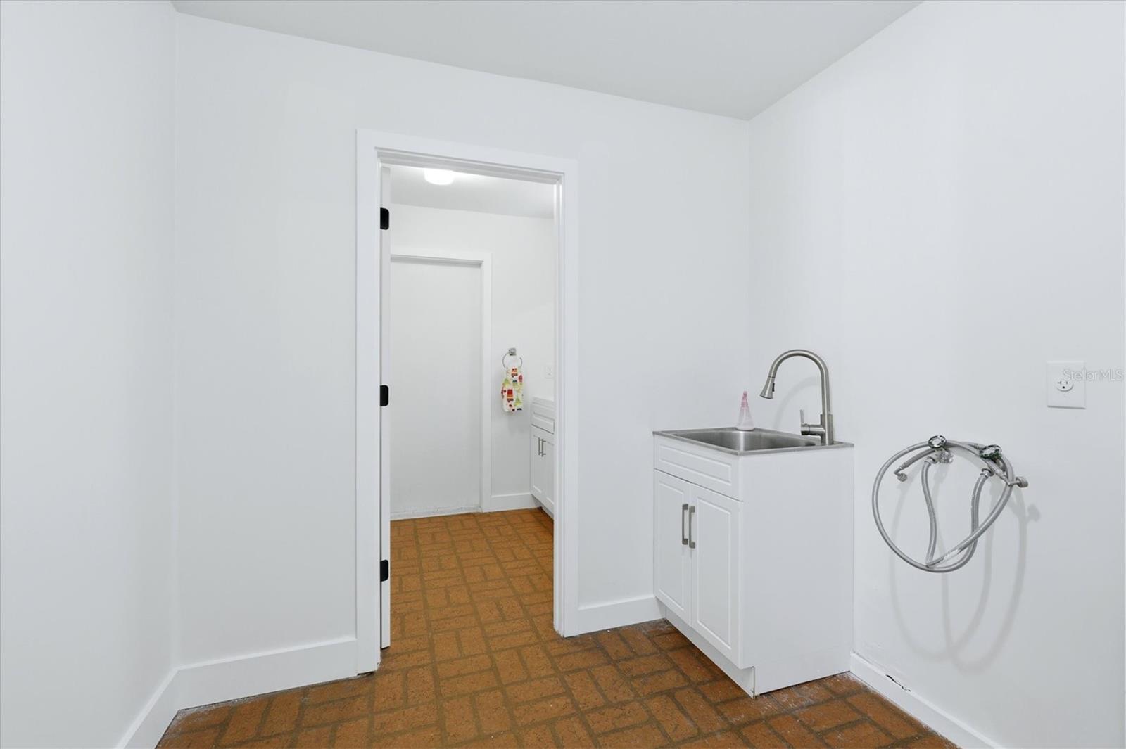 616 Lyons Ln Property Photo 30
