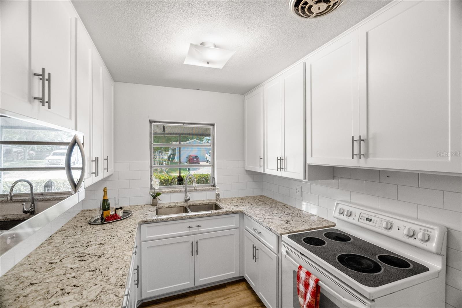 2027 E Valencia Way E Property Photo 6