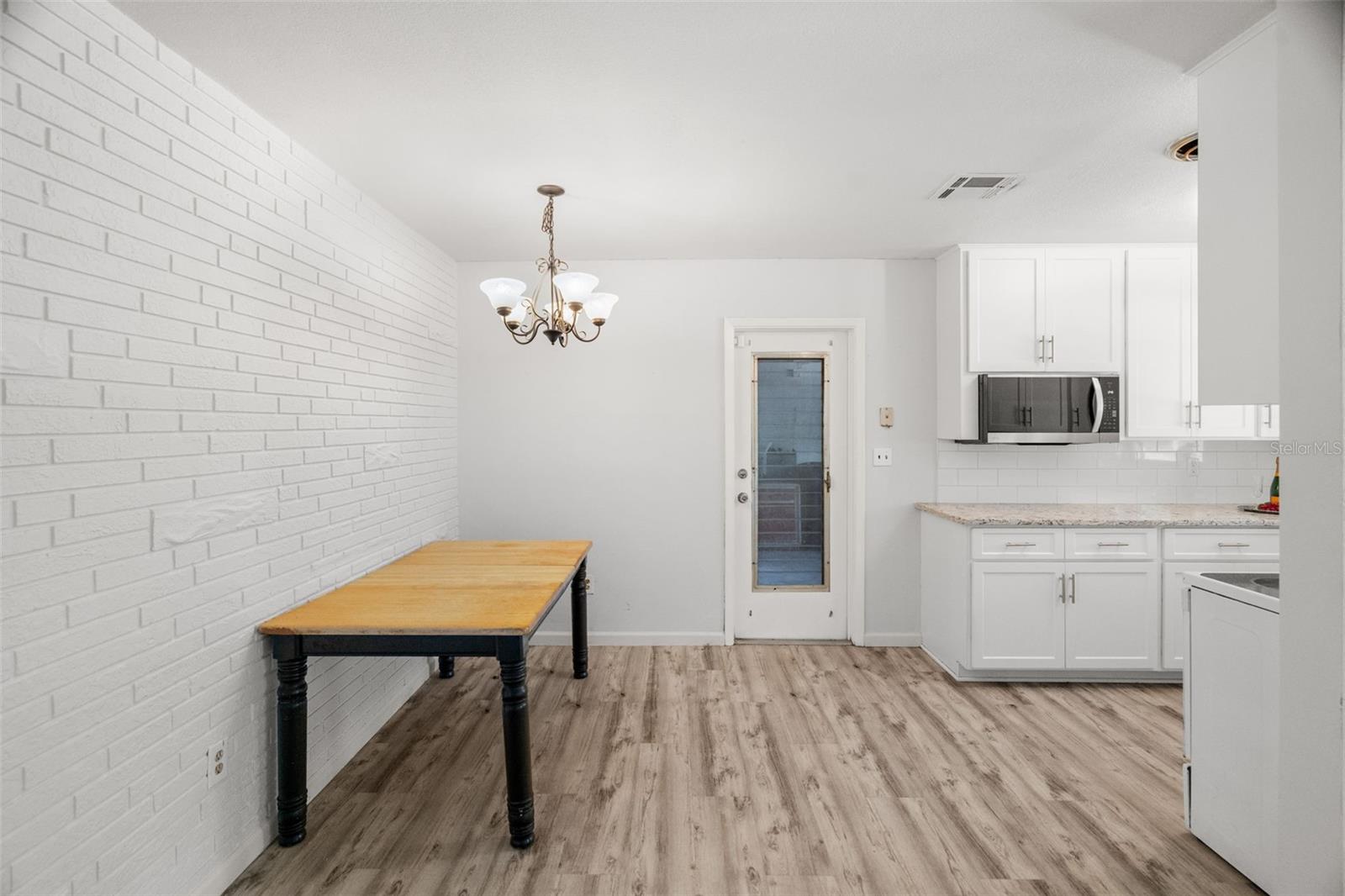 2027 E Valencia Way E Property Photo 8