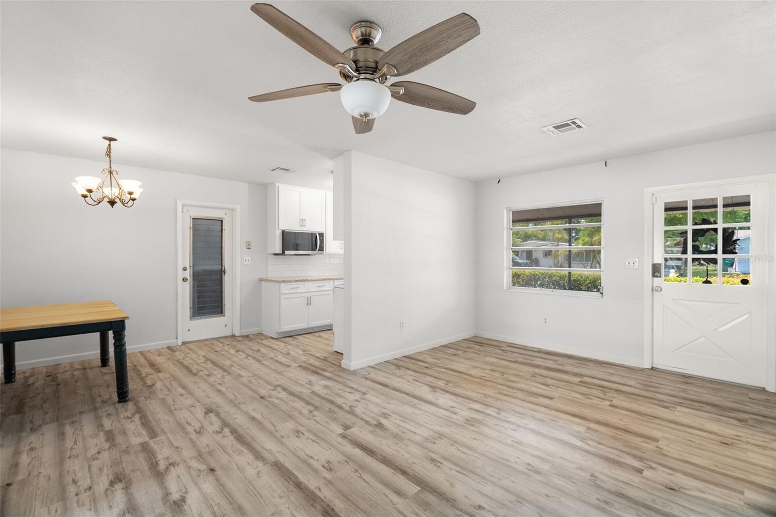 2027 E Valencia Way E Property Photo 9