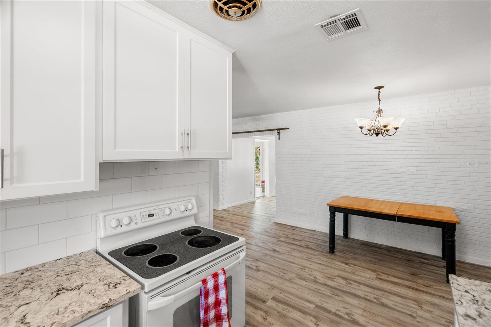 2027 E Valencia Way E Property Photo 11
