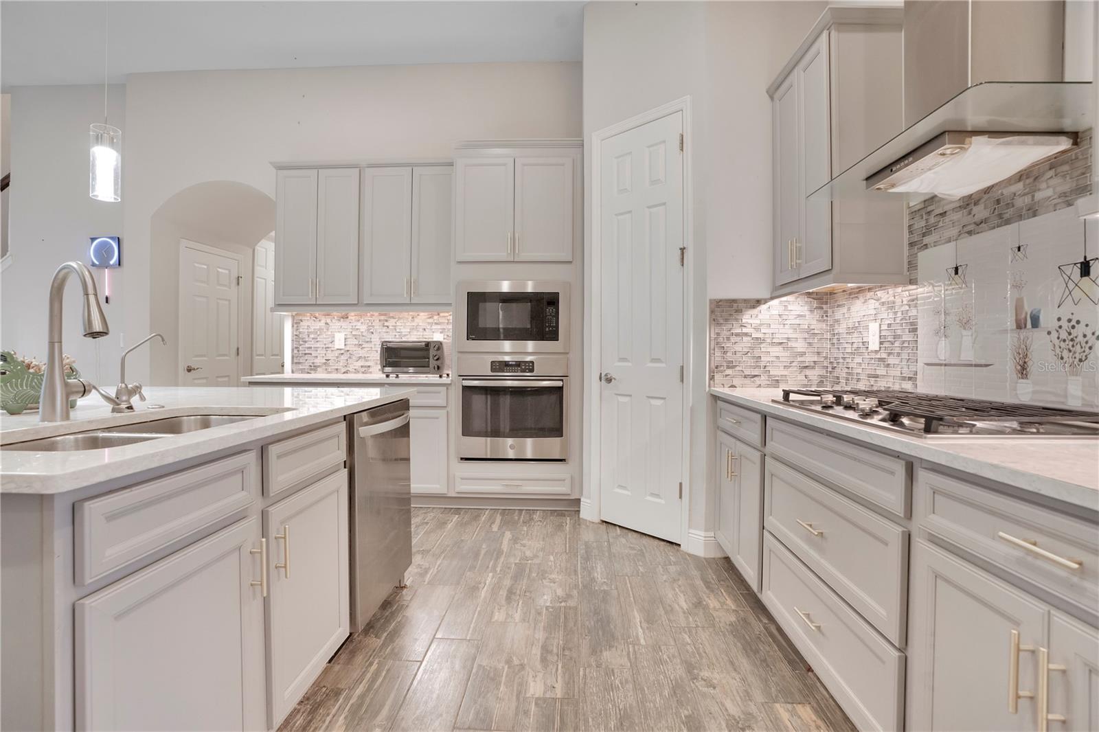 21914 Butterfly Kiss Dr Property Photo 12