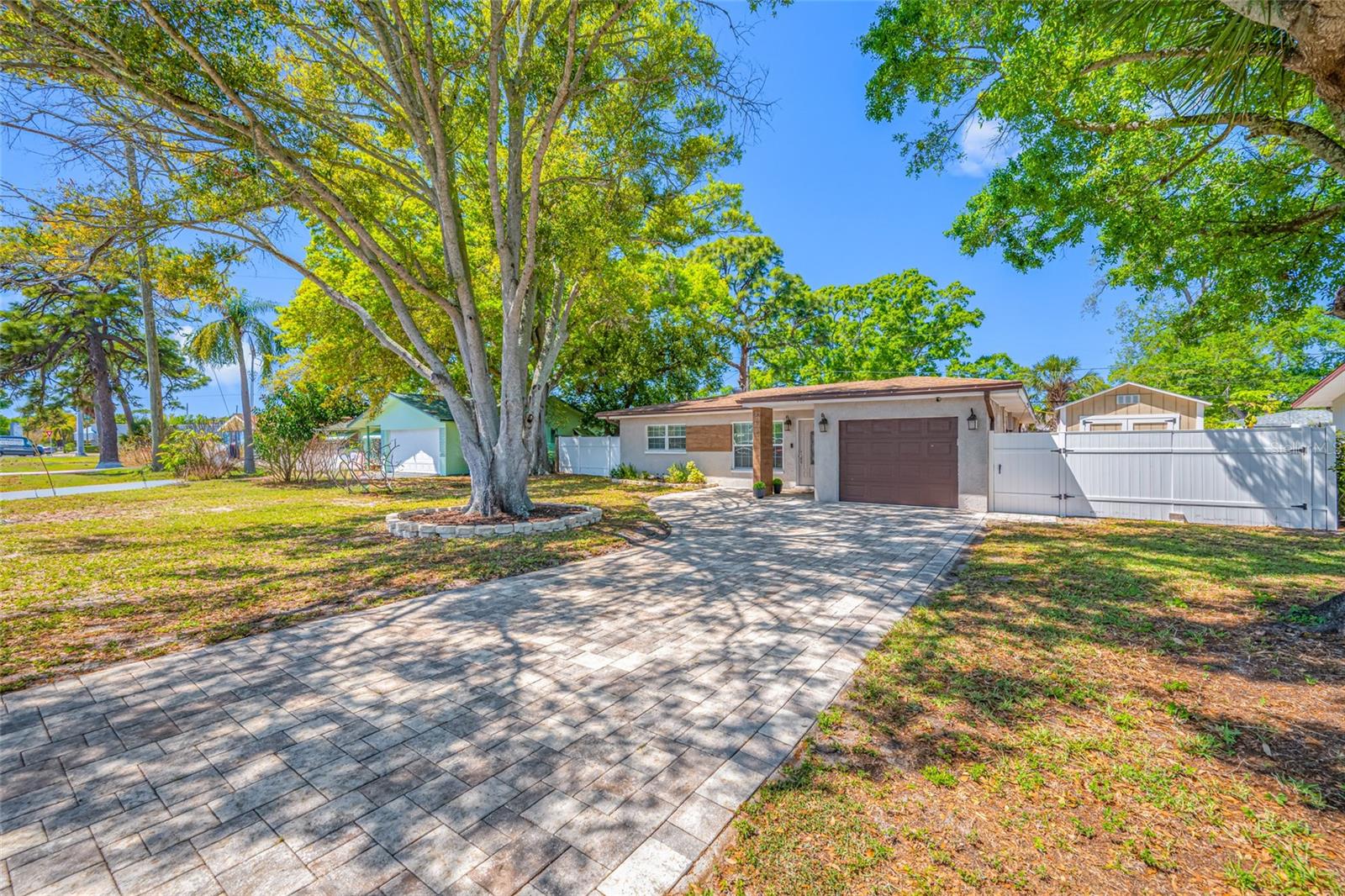 2212 Ne Coachman Rd Property Photo 1