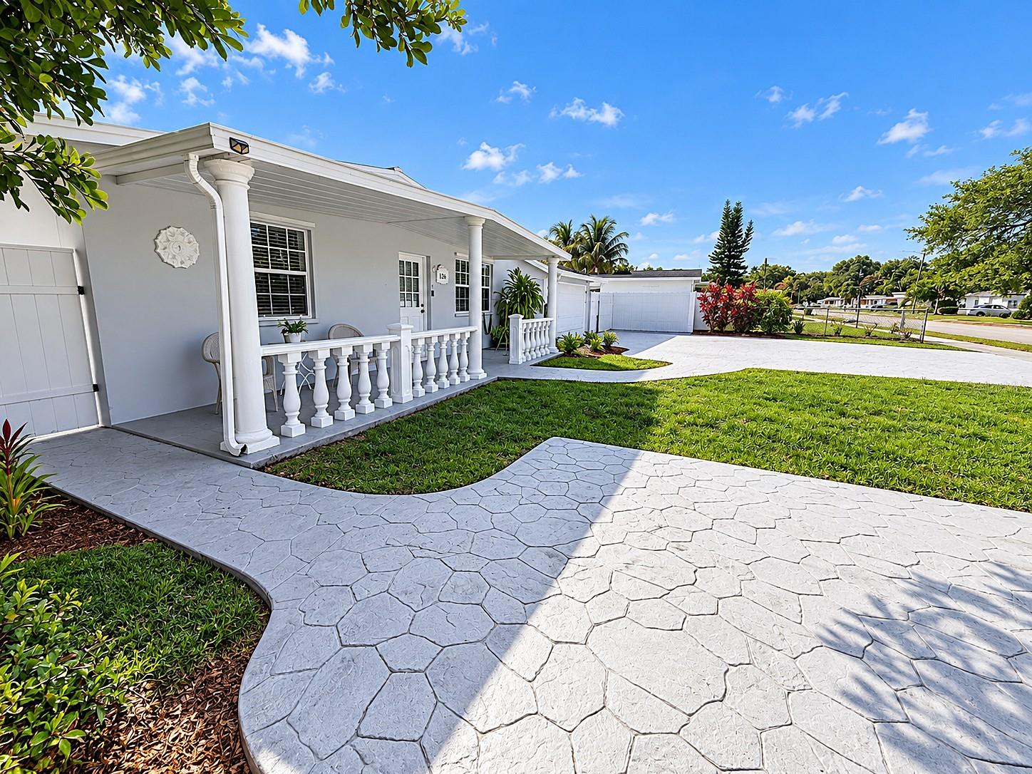 126 Miami Gardens Rd Property Photo 2