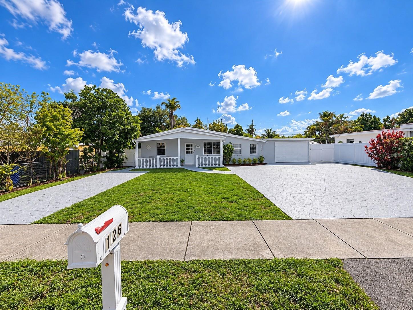 126 Miami Gardens Rd Property Photo 4