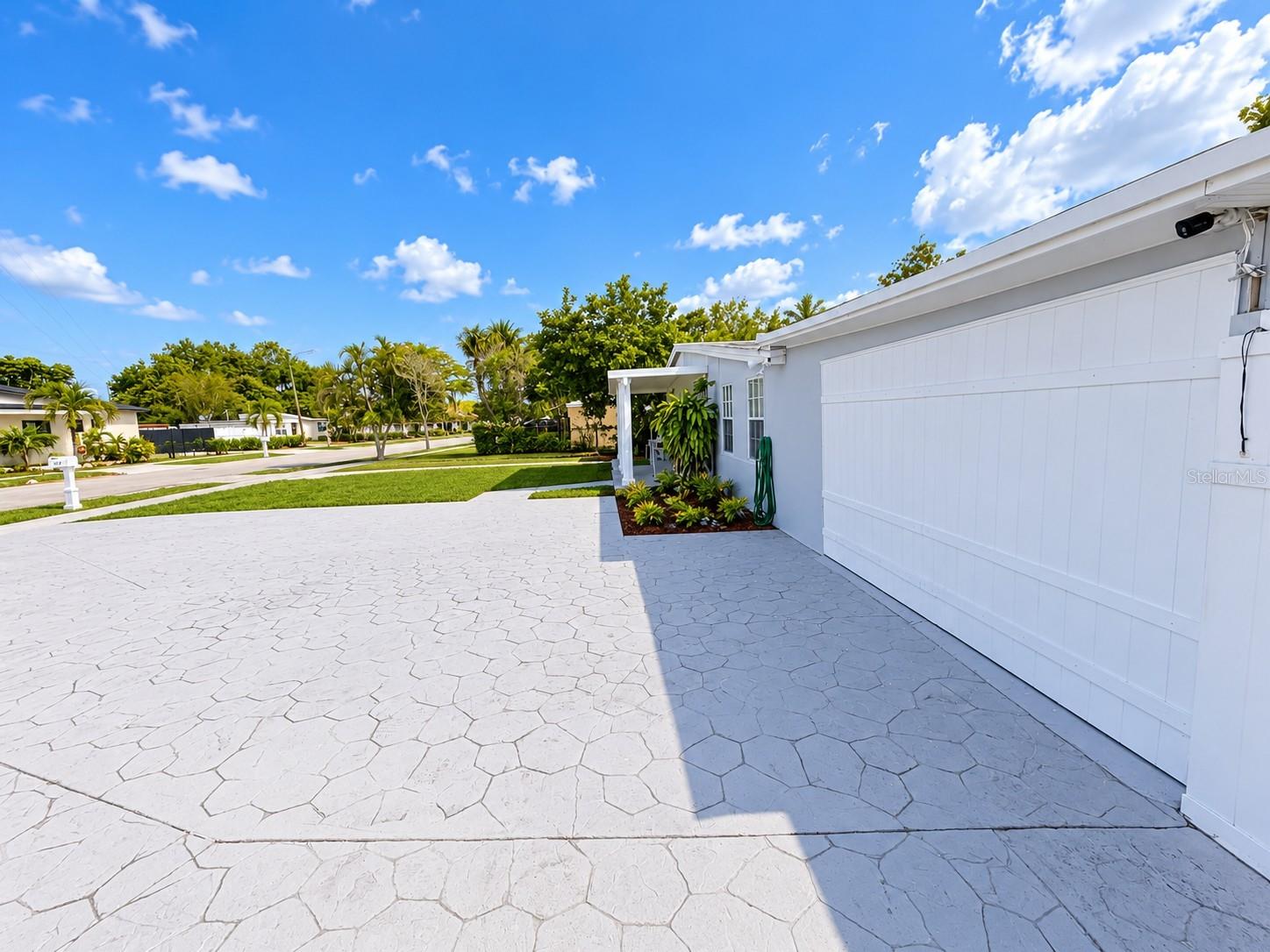 126 Miami Gardens Rd Property Photo 5