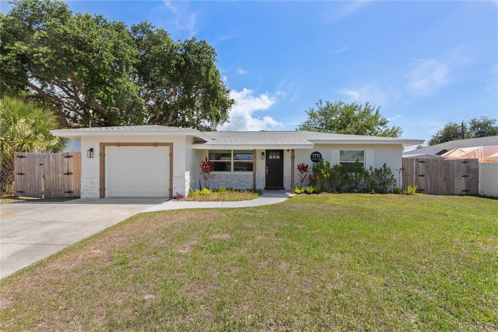 1715 THOMAS DR Property Photo 1