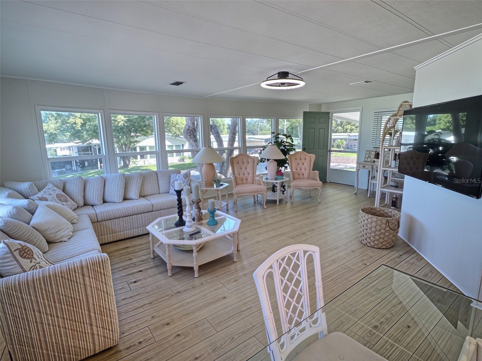 46 Palm Forest Dr Property Photo 4