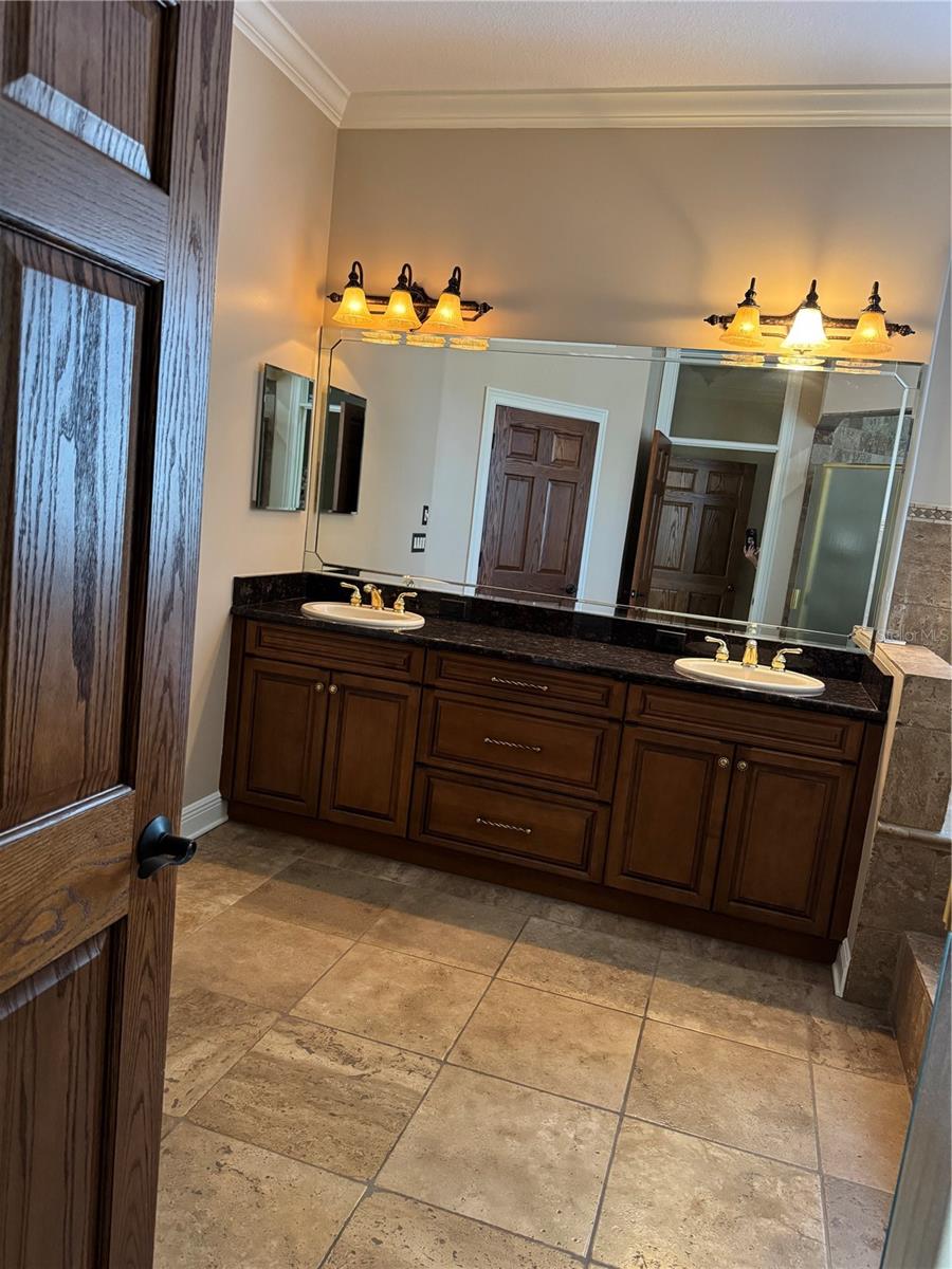 644 Saxony Blvd Property Photo 24