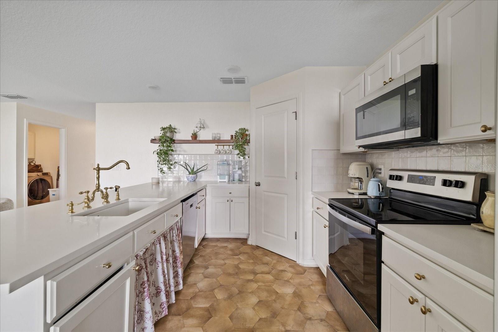 6450 Mariner Blvd Property Photo 17