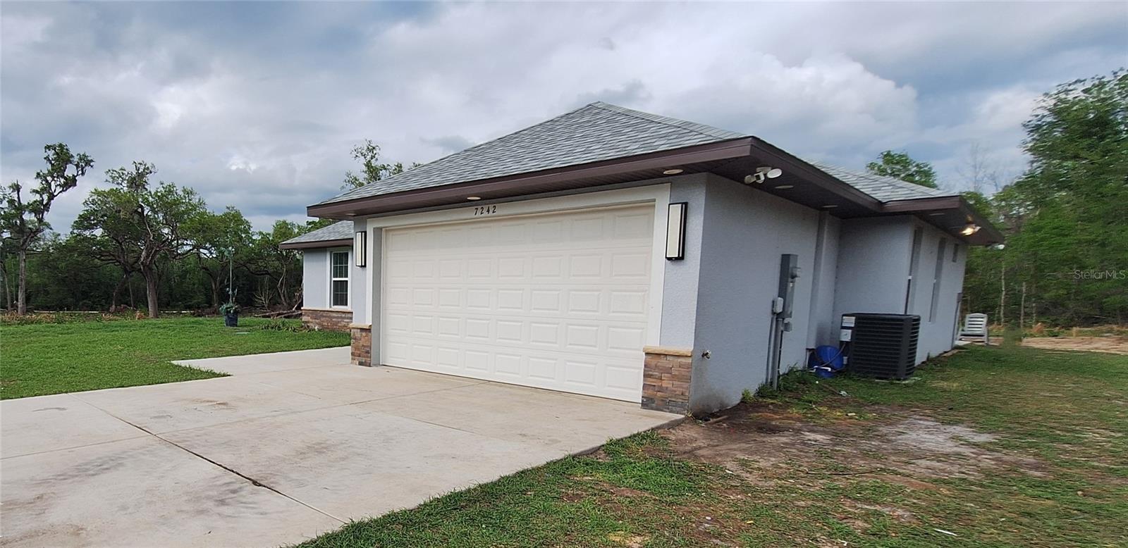 7242 Elaine Dr Property Photo 3