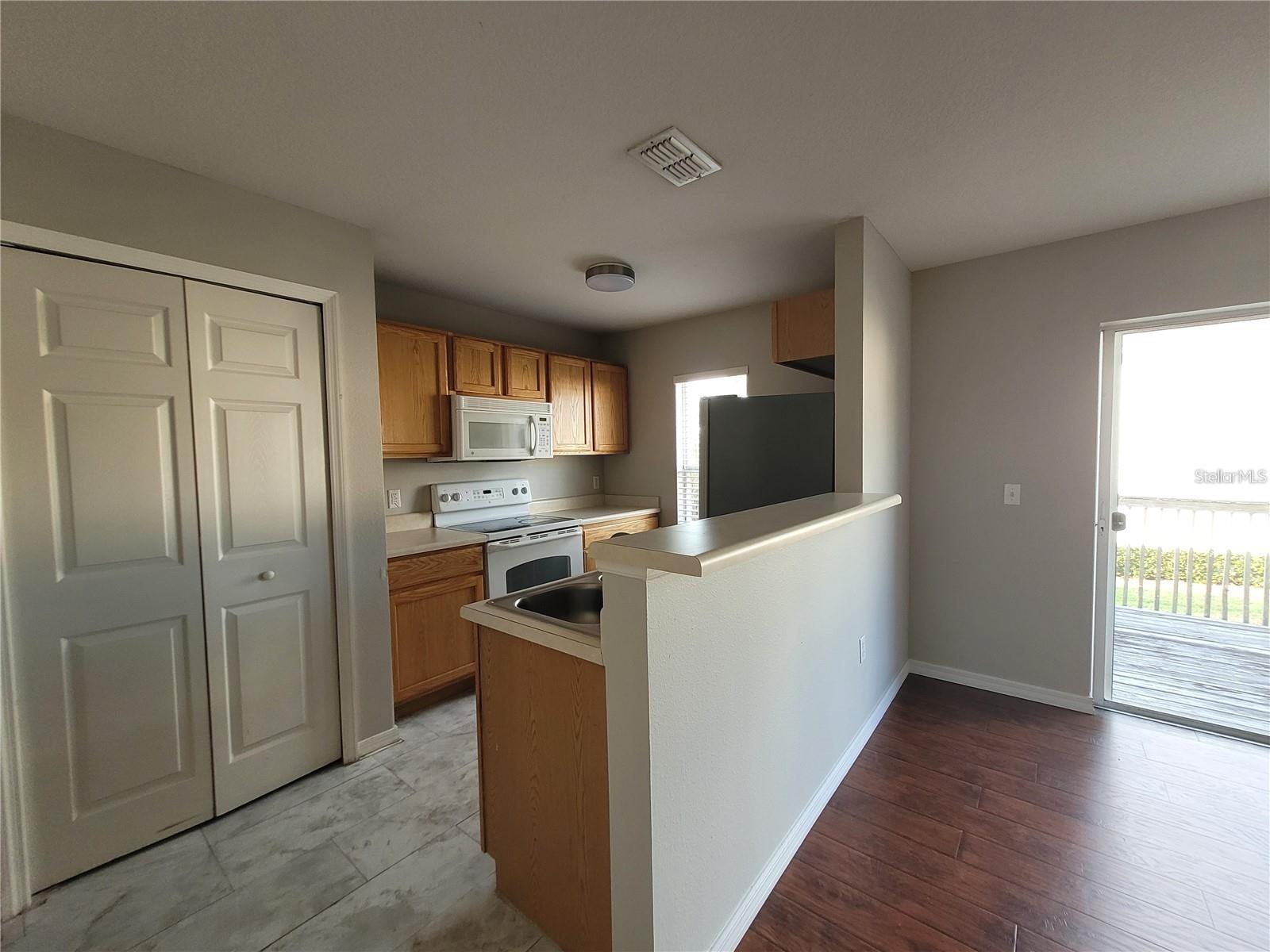3805 Exeter Ln Property Photo 4