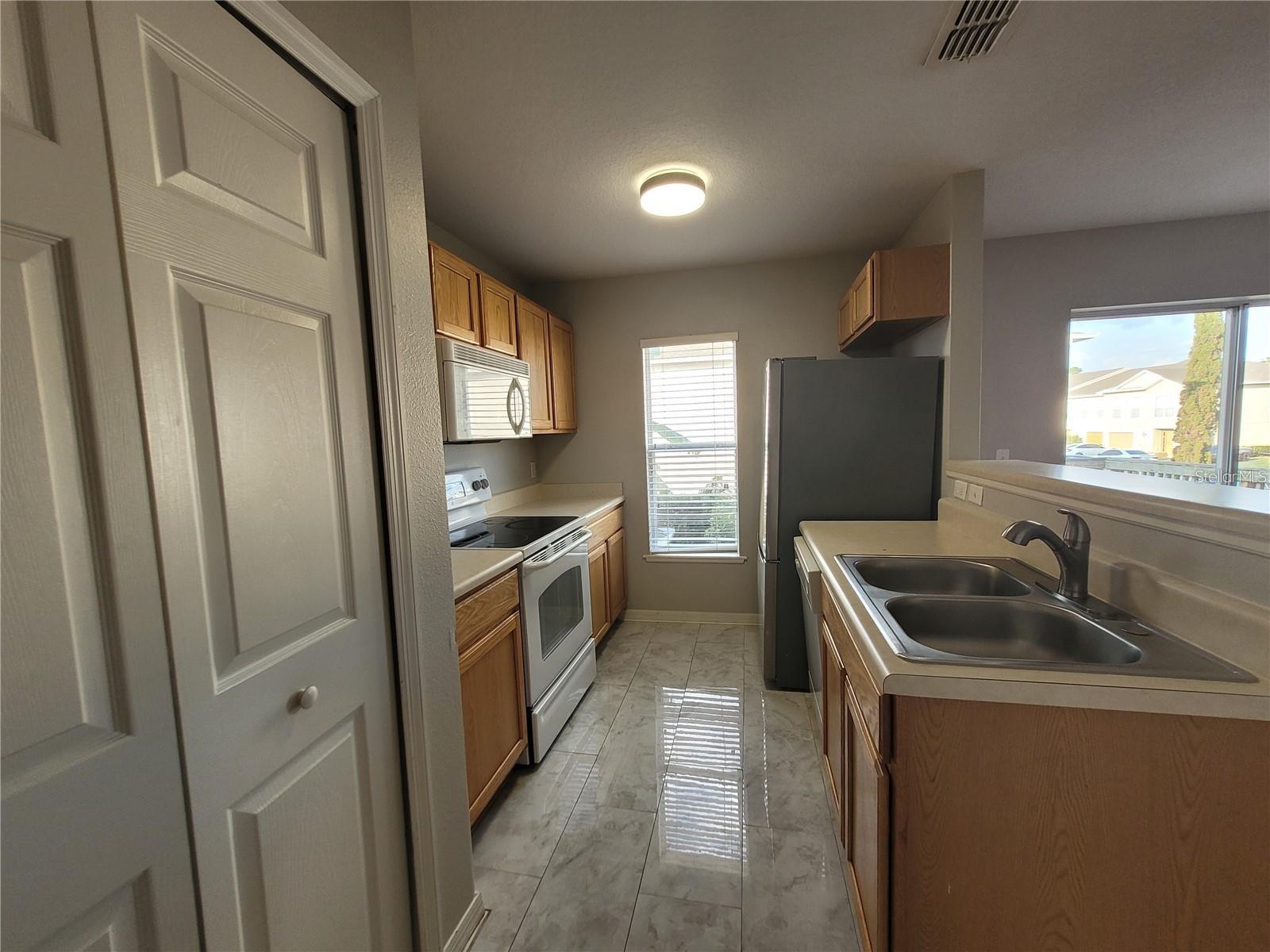 3805 Exeter Ln Property Photo 5