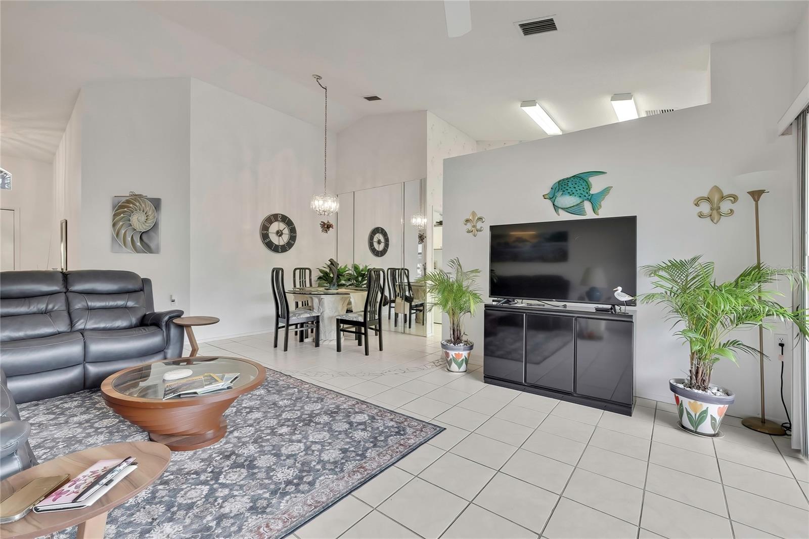 6447 Pine Walk Dr Property Photo 3