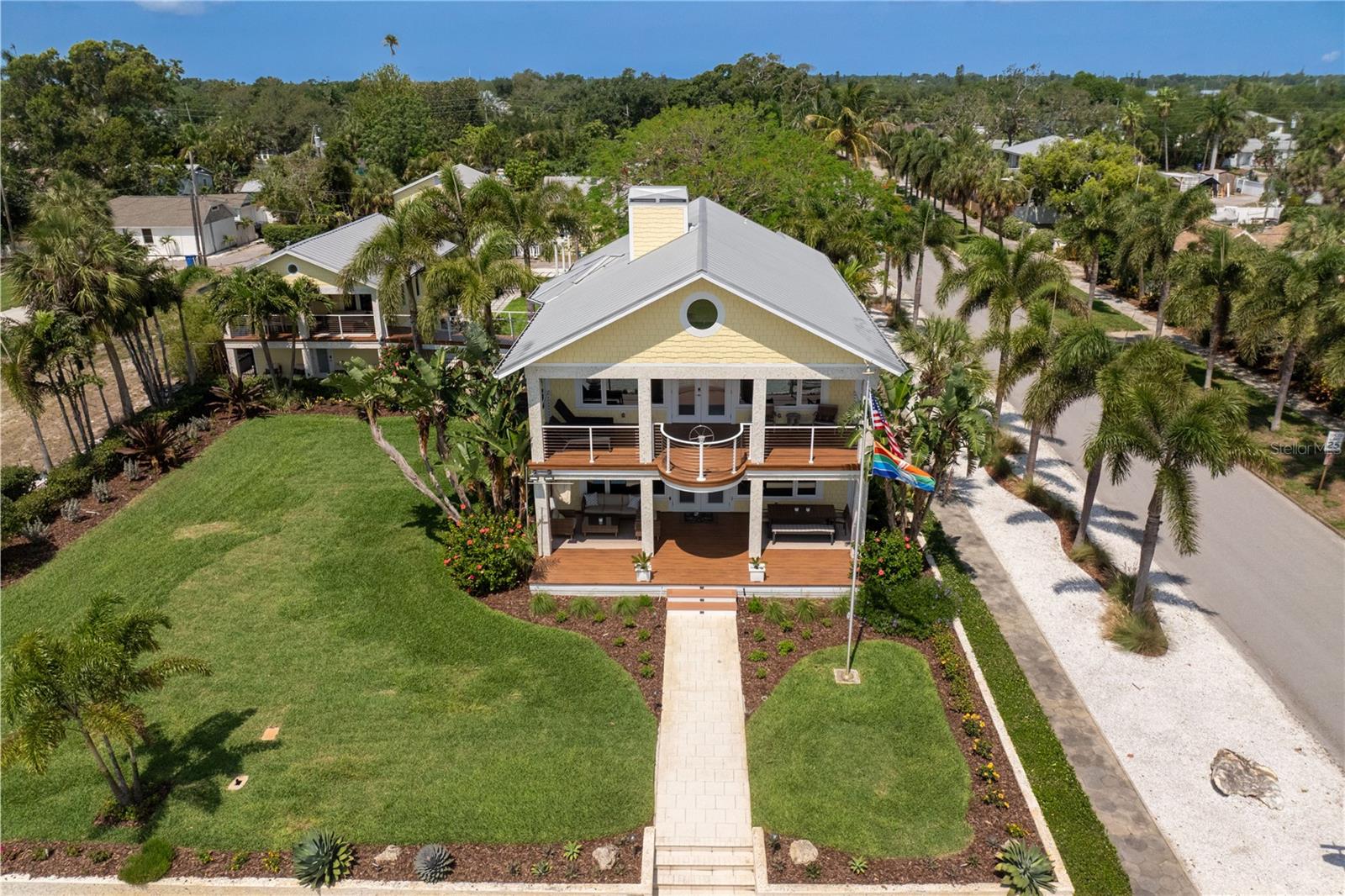 1803 Beach Dr Se Property Photo 1