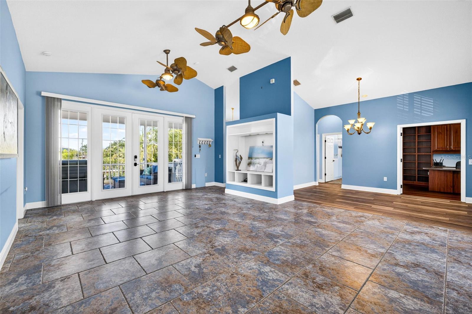 821 Blue Heron Blvd Property Photo 10