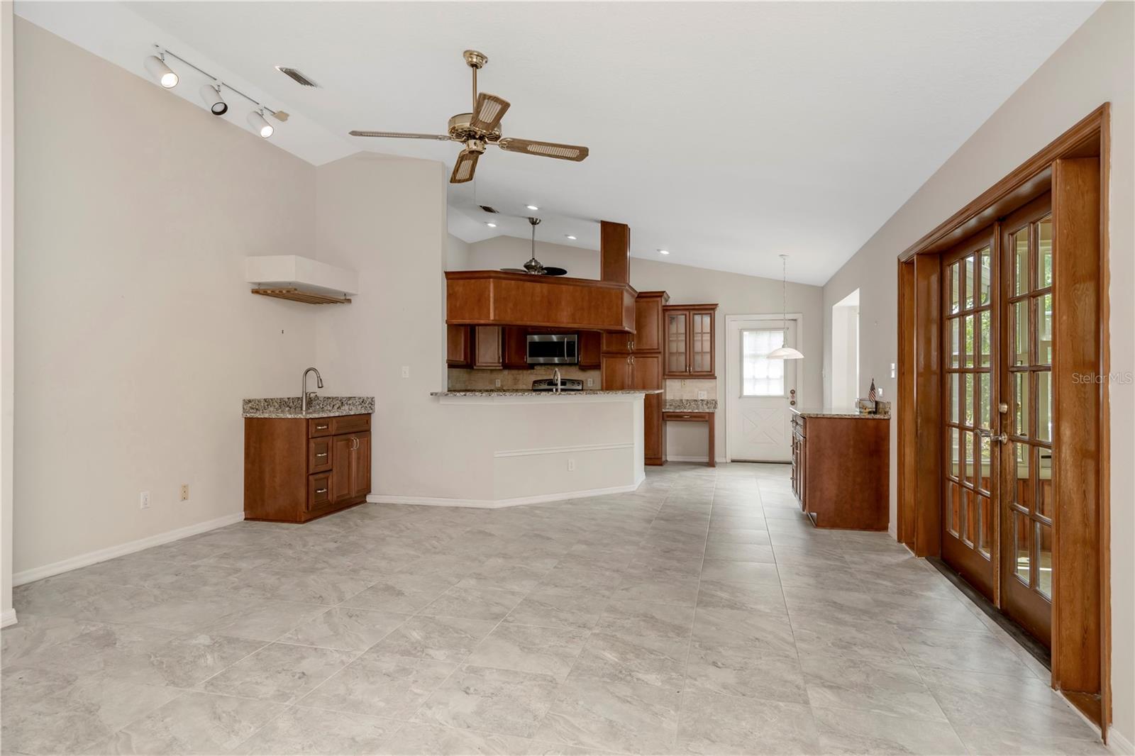 785 Duque Rd Property Photo 13
