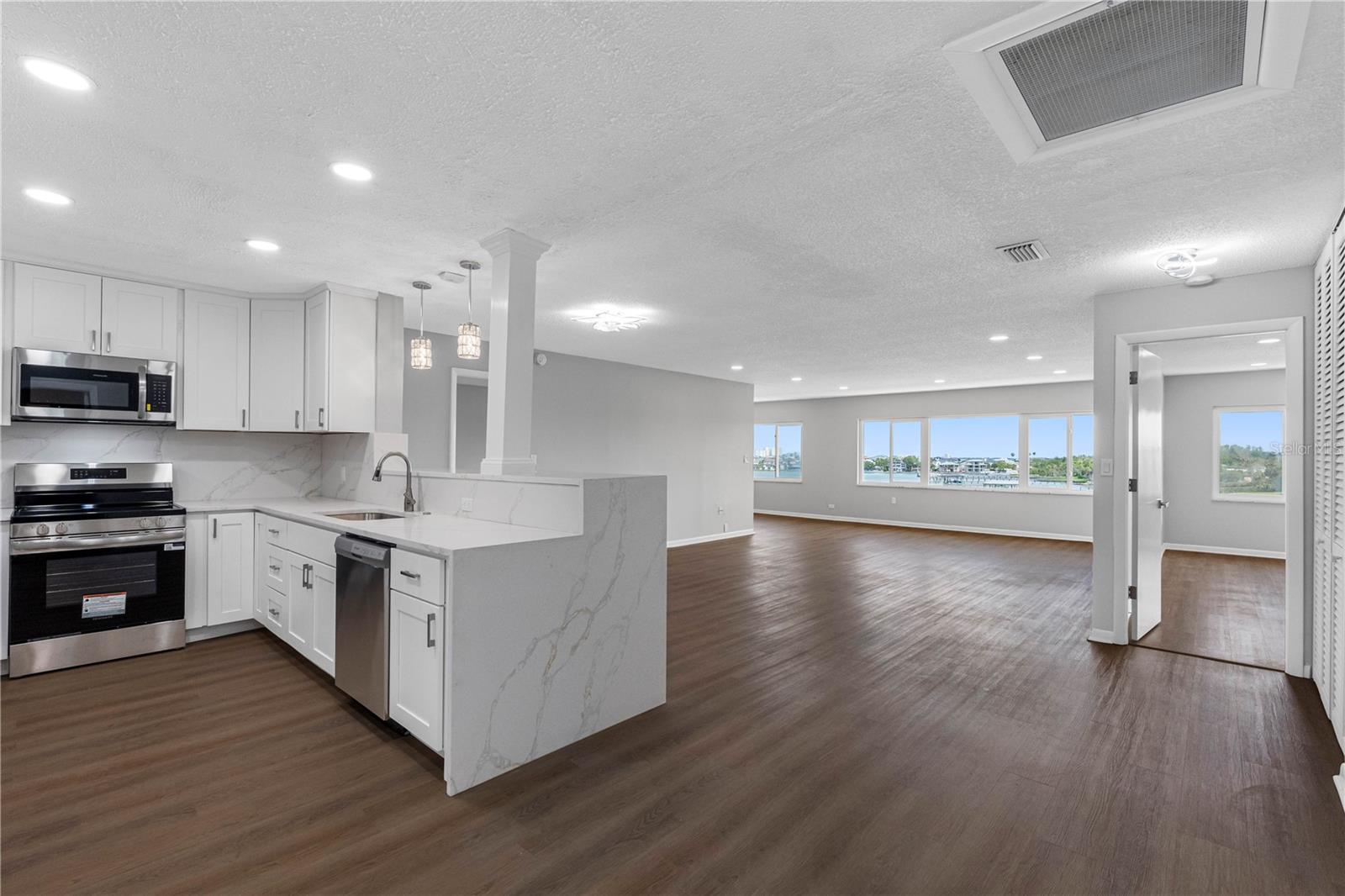 100 Bluff View Dr #404c Property Photo 8