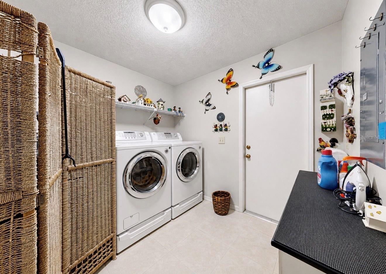 319 Linger Ln Property Photo 11