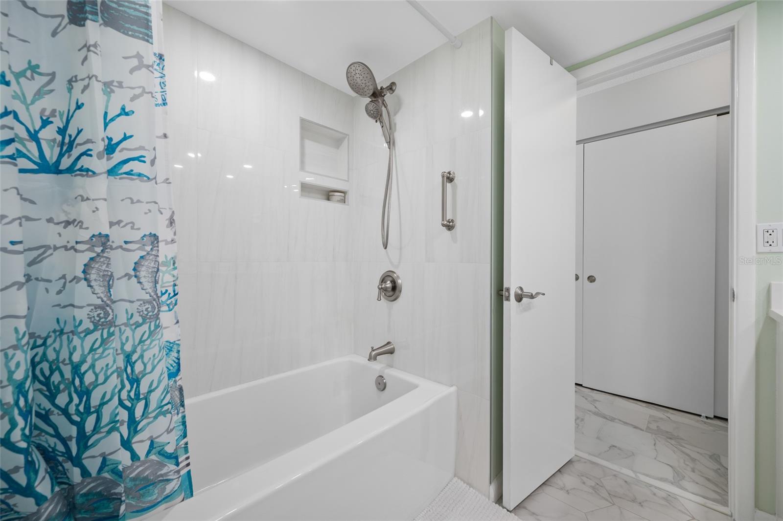 121 Island Way #323 Property Photo 27
