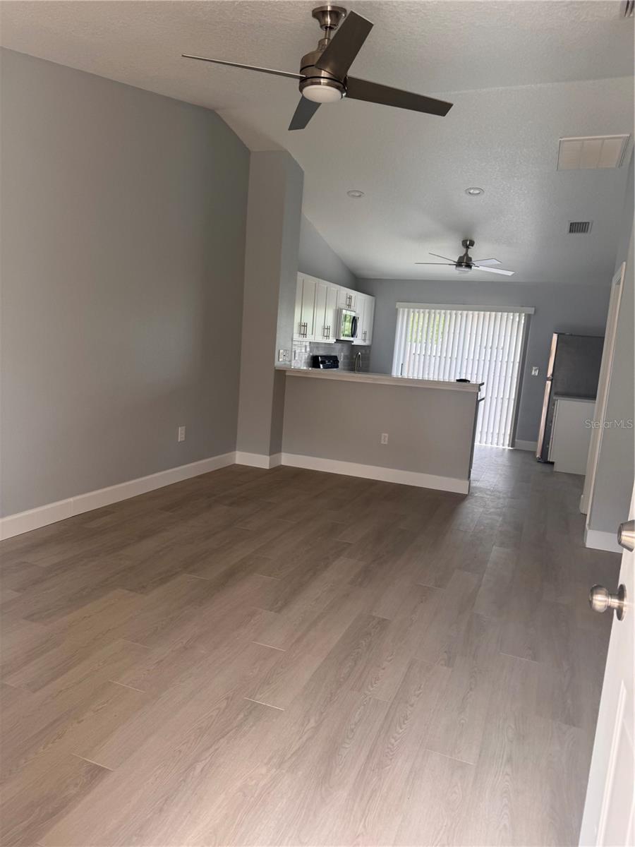 1133 E Rohe St #a Property Photo 5
