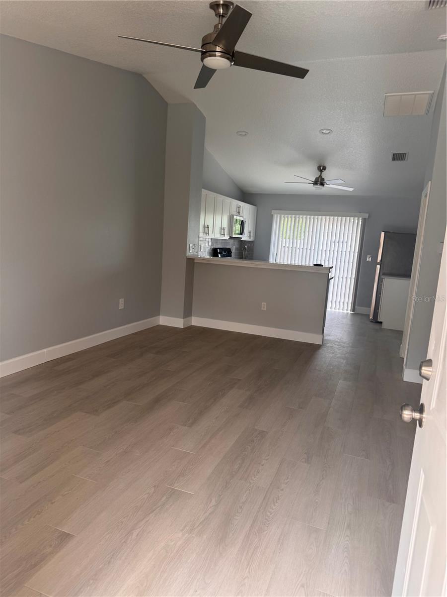 1133 E Rohe St #a Property Photo 6