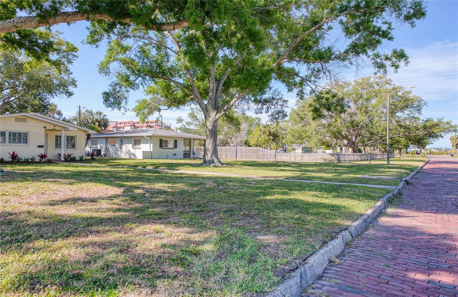 662 Villagrande Ave S Property Photo 2