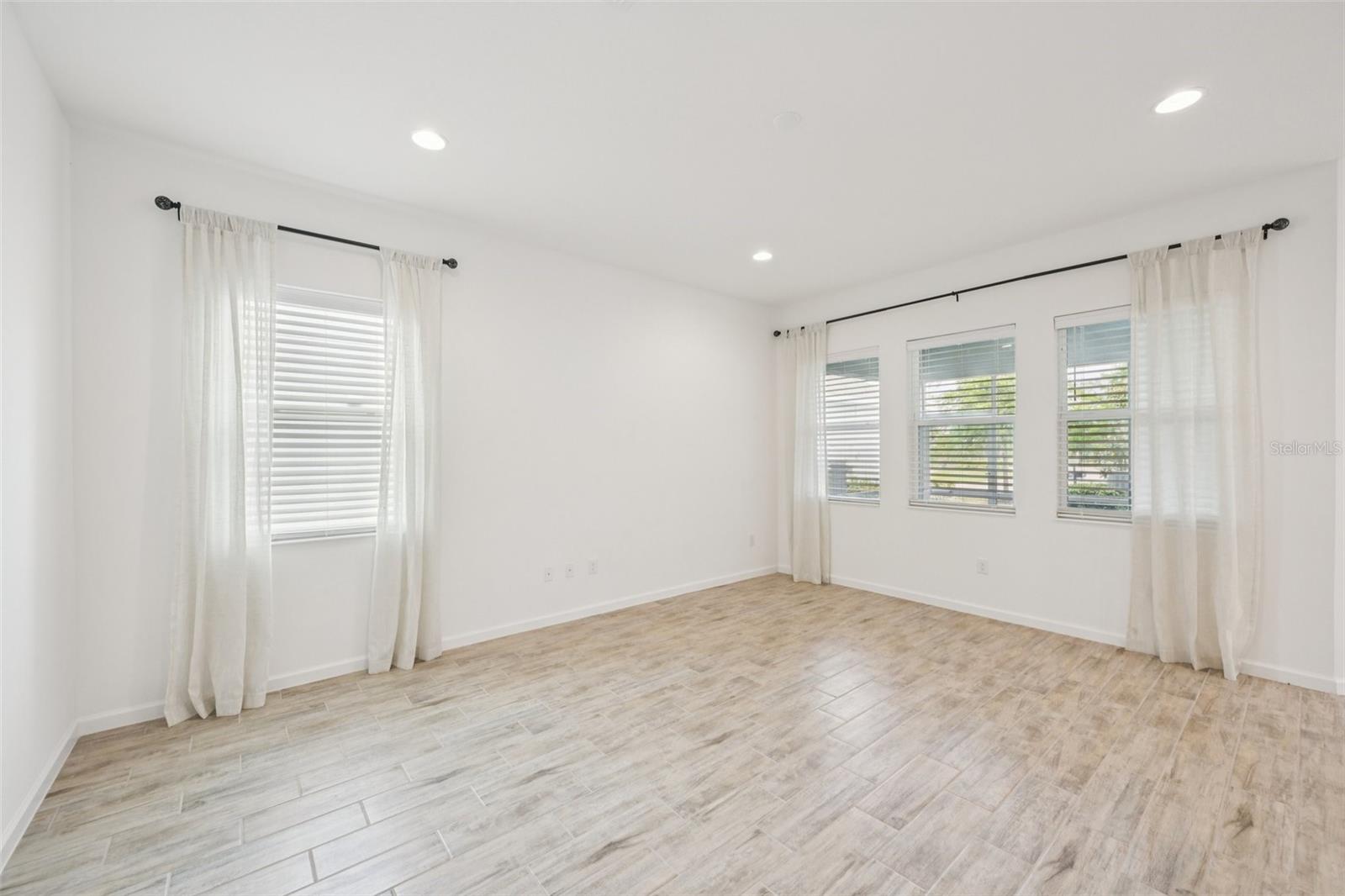 806 Winterside Dr Property Photo 3