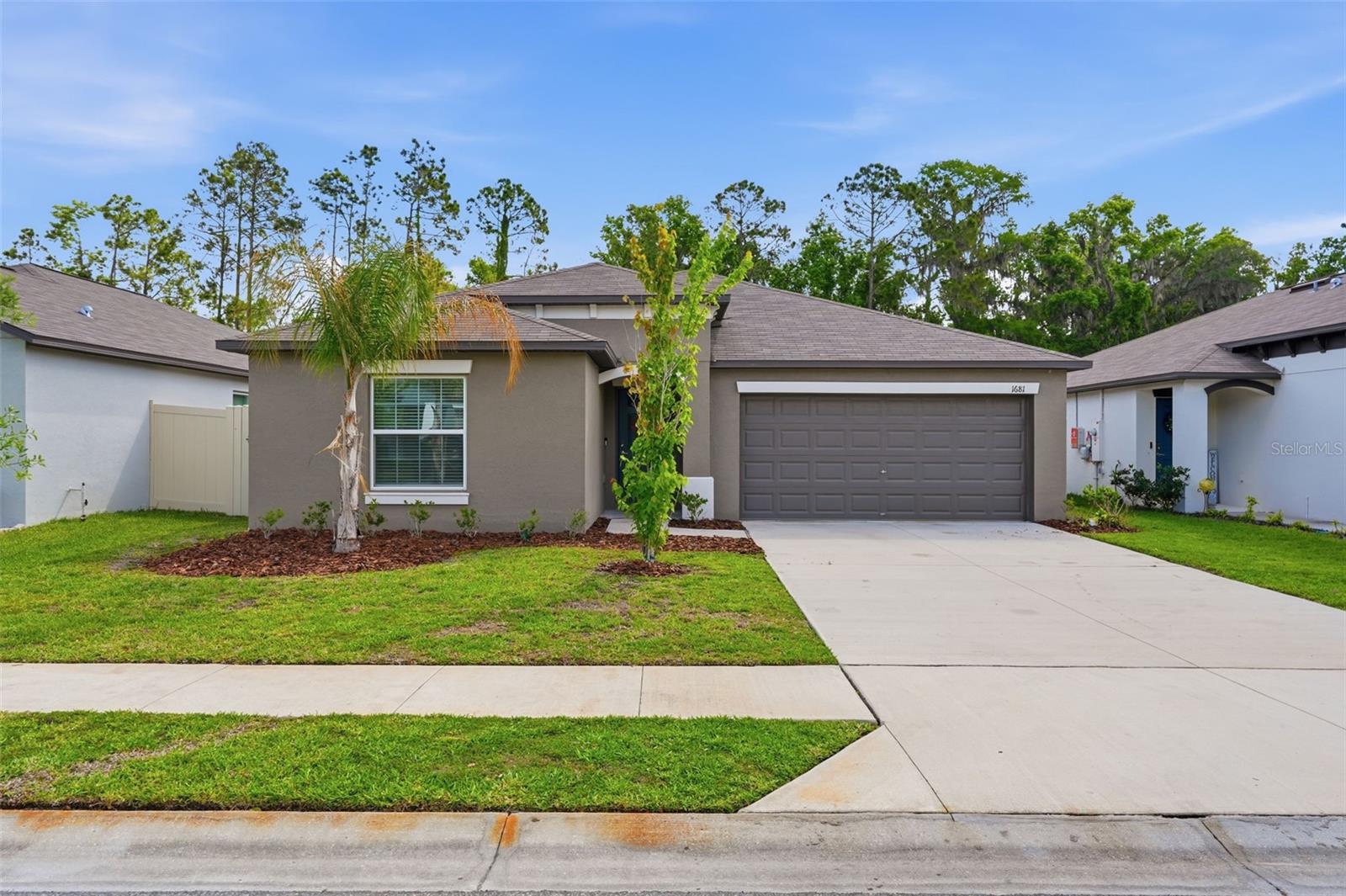 1681 Red Loop Property Photo 4