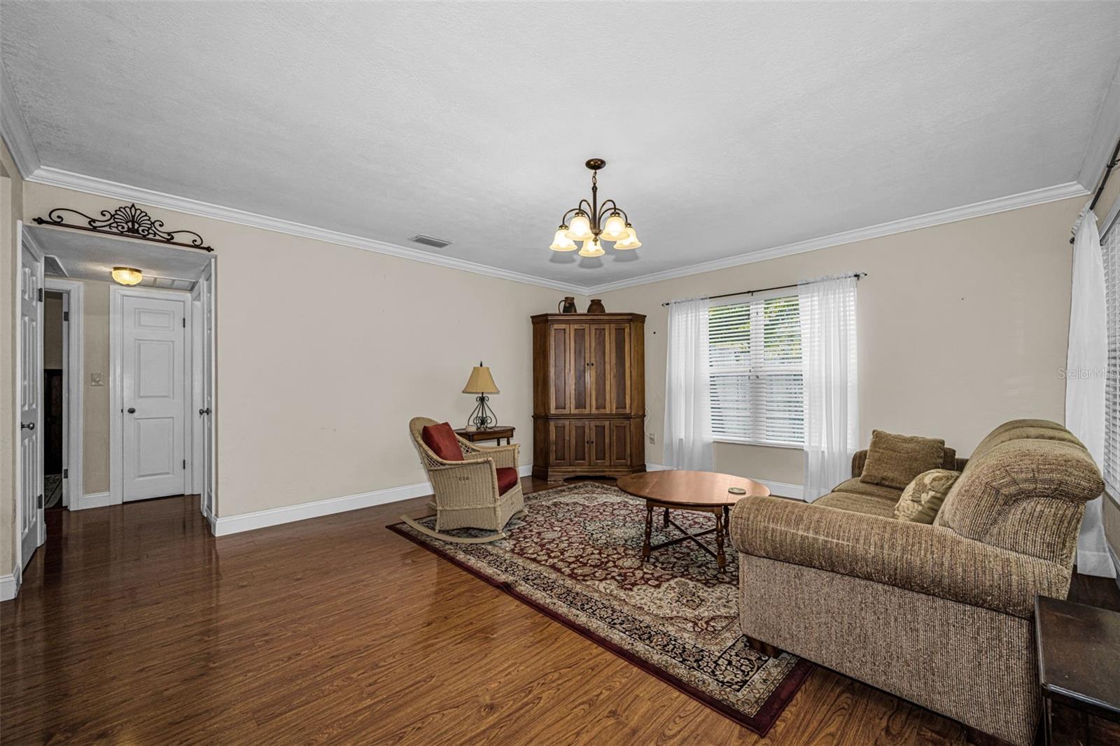 253 Park Cir S Property Photo 6