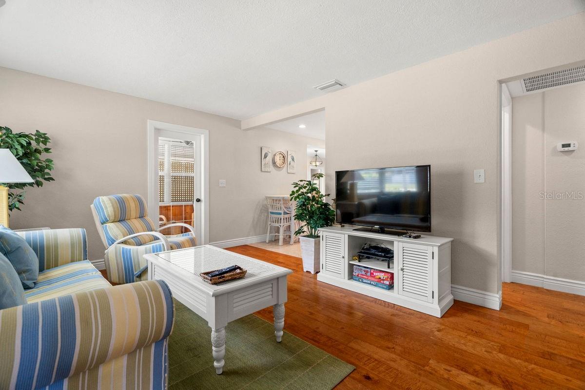 1658 Douglas Ave Property Photo 7