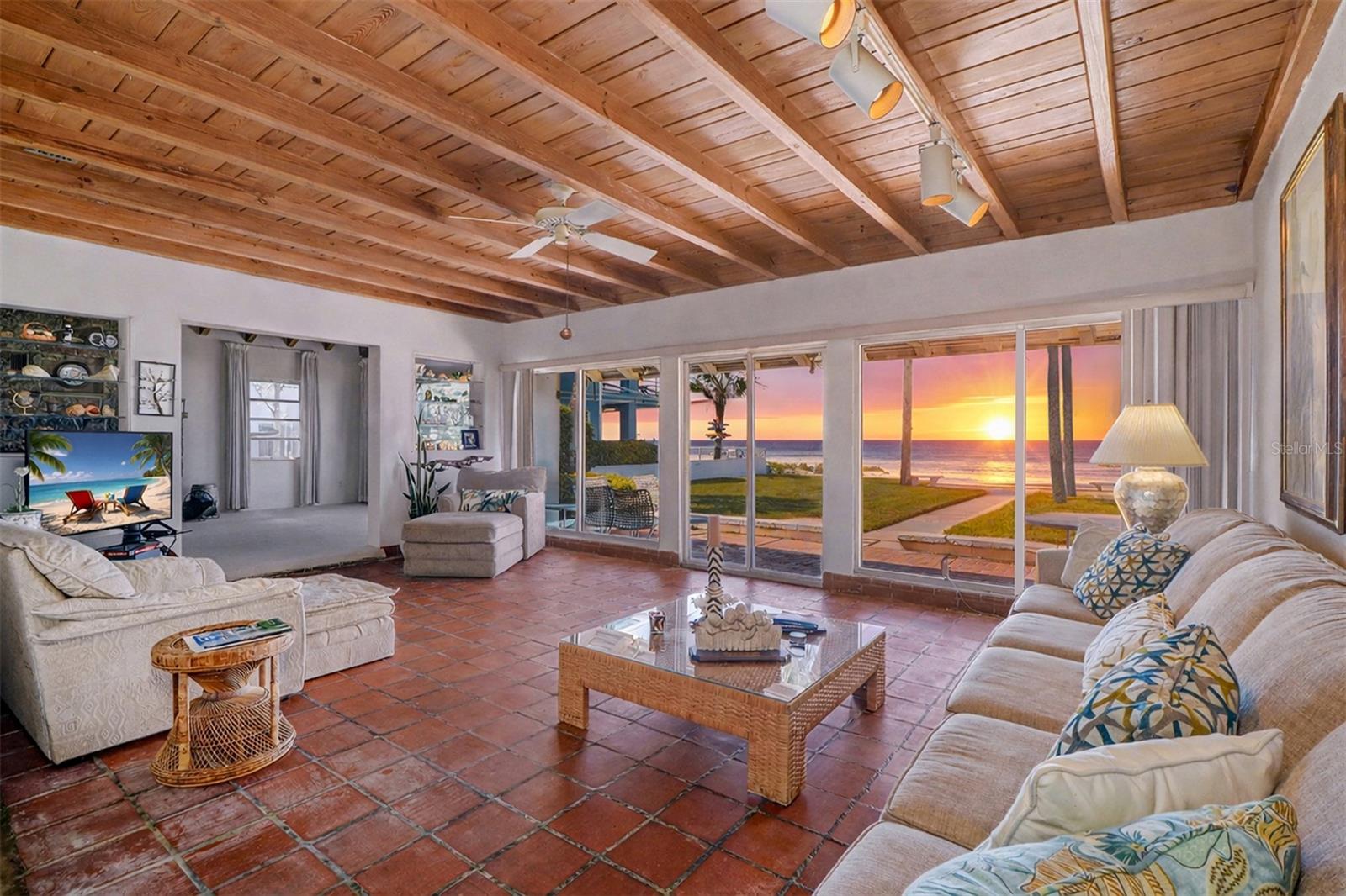 18206 Sunset Blvd Property Photo 6