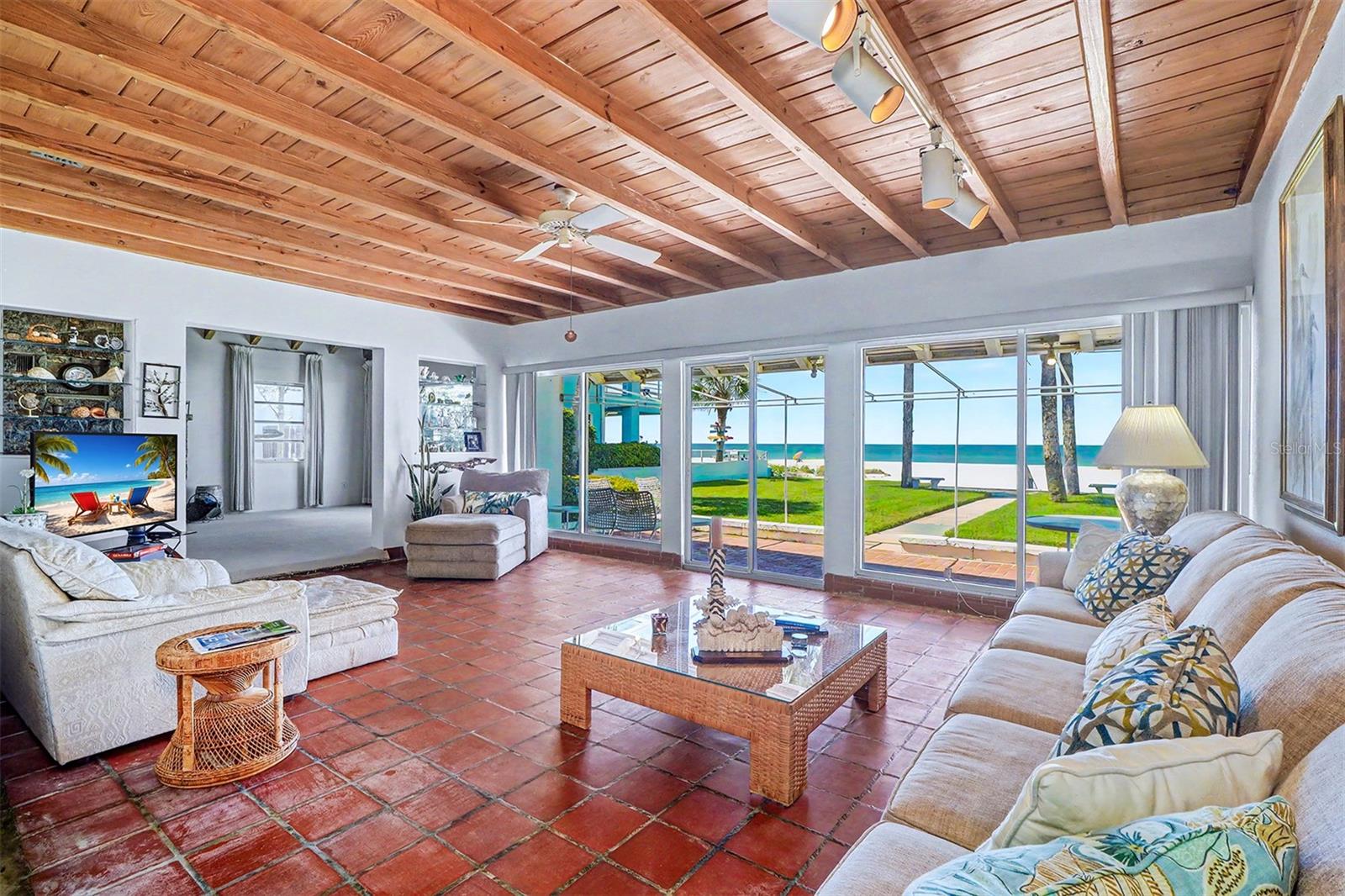 18206 Sunset Blvd Property Photo 14